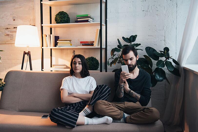 In einer Partnerschaft signalisieren wir mit dem Handy in der Hand, dass wir aktuell mehr Muße für das Gerät und alles, was im Internet passiert haben, als wirklich Zeit mit dem Partner verbringen zu wollen. Dabei können wir das Handy jederzeit nutzen - mit unserem Partner reden, können wir aber im Zweifelsfall nicht immer. In einer Partnerschaft signalisieren wir mit dem Handy in der Hand, dass wir aktuell mehr Muße für das Gerät und alles, was im Internet passiert haben, als wirklich Zeit mit dem Partner verbringen zu wollen. Dabei können wir das Handy jederzeit nutzen - mit unserem Partner reden, können wir aber im Zweifelsfall nicht immer.