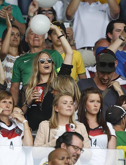 Lena Gercke, Sarah Brandner, Cathy Fischer. Sehen Sie hier, wie die besseren Hälften unserer DFB-Kicker das 7:1 gegen Brasilien miterlebt haben.