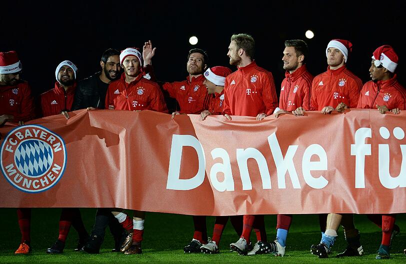 Mit einer stimmungsvollen Laser-Show bedankt sich der FC Bayern bei seinen Fans- Die Bilder!