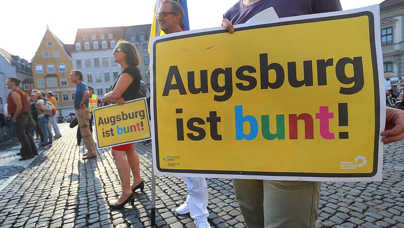 Tausende Menschen protestieren in Augsburg gegen den AfD-Parteitag.