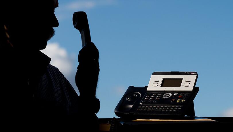 Häufig nehmen die Betrüger übers Telefon Kontakt zu ihren Opfern auf. Häufig nehmen die Betrüger übers Telefon Kontakt zu ihren Opfern auf.