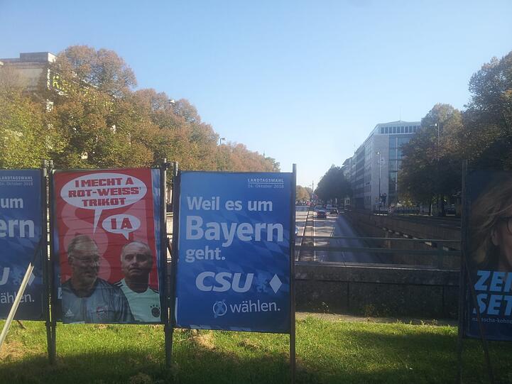 An Litfasssäulen oder über Wahlplakaten - überall in der Stadt sah man zuletzt Plakate der Fan-Initiative "Die Clubfarben sind rot und weiß". Hier über dem Mittleren Ring am Englischen Garten.