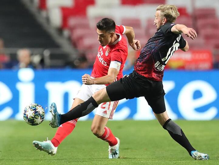 Leipzigs Emil Forsberg (r) spielt den Ball gegen Pizzi von Benfica Lissabon.