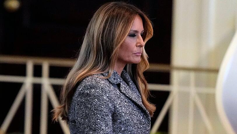 Melania Trump in Grau bei der Gedenkfeier für Rosalynn Carter. Melania Trump in Grau bei der Gedenkfeier für Rosalynn Carter.