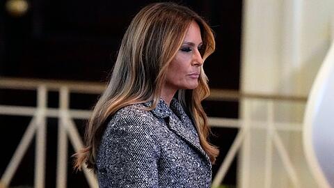 Melania Trump in Grau bei der Gedenkfeier für Rosalynn Carter.