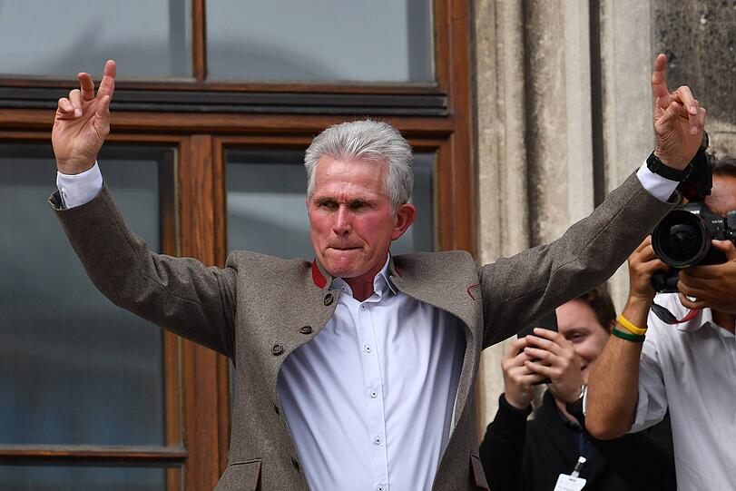 JUPP HEYNCKES (09.10.2017 - 30.06.2018, 265 Tage)

Dial J for Jupp. In seiner vierten und letzten Amtszeit erwies Heynckes seinem Herzensverein, im zarten Alter von 73 Jahren, nochmal einen Freundschaftsdienst. Die Münchner wurden souverän Meister, 21 Zähler vor Schalke 04. In der Champions League reichte es gegen Real Madrid (1:2, 2:2) abermals nur zum Halbfinale. Zudem gab es die Niederlage im Pokalfinale gegen Eintracht Frankfurt (1:3). Zwar versuchte Uli Hoeneß alles, um seinen Freund von einem Verbleib zu überzeugen. Heynckes blieb in seinen Vorstellungen jedoch klar. Freundschaftsdienst bis Saisonende. Nicht länger. Es brauchte wieder einen Nachfolger.