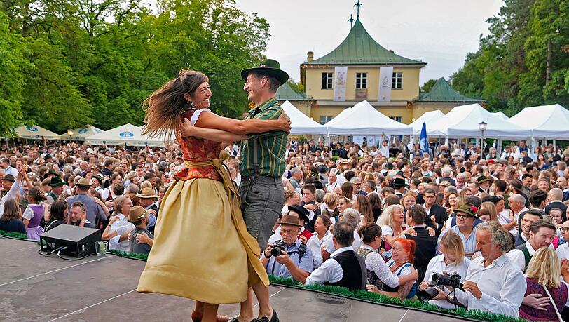 Katharina Mayer und Magnus Kaindl machen als Tanzmeister die richtigen Schritte vor. Katharina Mayer und Magnus Kaindl machen als Tanzmeister die richtigen Schritte vor.