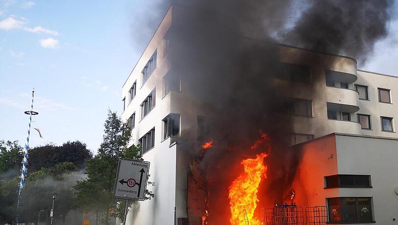 Am Freitagabend hat es in einem Supermarkt im Münchner Süden gebrannt. Am Freitagabend hat es in einem Supermarkt im Münchner Süden gebrannt.