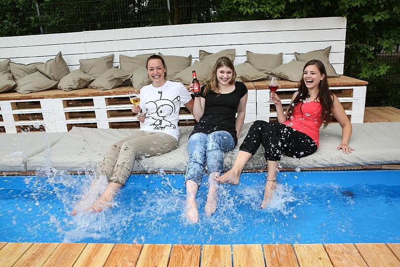 Conny Müller, Verena Lobenstock und Christina Roth amüsieren sich am Praterstrand auf der Praterinsel.