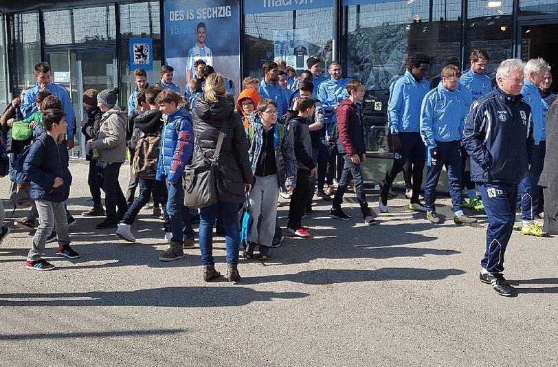 42 Schüler der Europäischen Schule München Perlach trieben sich am Donnerstag beim TSV 1860 herum, sprachen mit den Spielern und holten Autogramme.