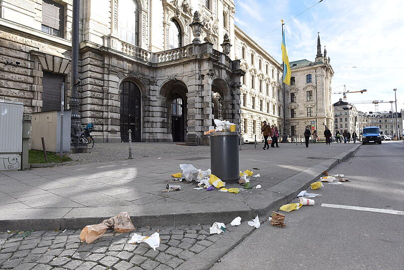 Reichlich vermüllt: So sah es am Faschingsdienstag in der Münchner Innenstadt aus.