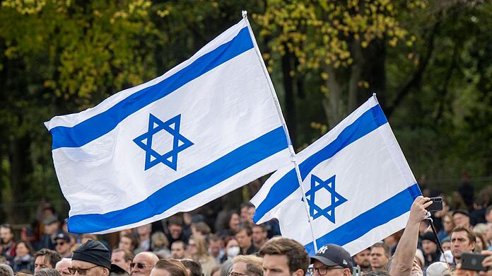 Teilnehmer der Kundgebung "Aufstehen gegen Terror, Hass und Antisemitismus – in Solidarität und Mitgefühl mit Israel" vor dem Brandenburger Tor in Berlin.