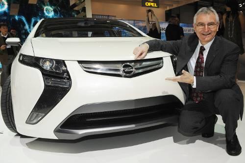 Kniefall vor dem Hoffnungsträger: Opel-Chef Hans Demant zelebrierte in Genf die Weltpremiere des Elektroautos Ampera.
