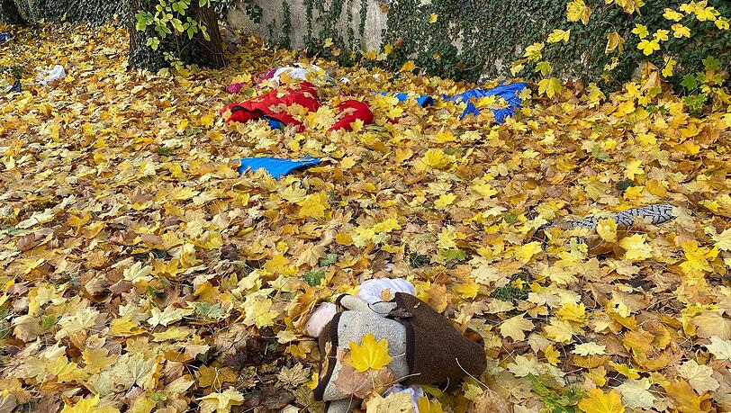 Nass und durchweicht: Im Laub liegen Decken, Isomatten und Kleidungsstücke. Nass und durchweicht: Im Laub liegen Decken, Isomatten und Kleidungsstücke.