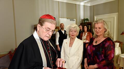 Da muss der hohe Kleriker &uuml;ber seinen Schatten springen: Kardinal Brunnenmayr (Erwin Steinhauer) segnet auf Druck von Pfarrer Reiser (hinen links: Stephan Zinner) die Beziehung seiner Schwester(Sylvia Eisenberger) mit deren Lebensgef&auml;hrtin (Traute Hoess). Die Freundin des Pfarrers, Lisa (hinten rechts: Anne Sch&auml;fer) freut die Liberalisierung.