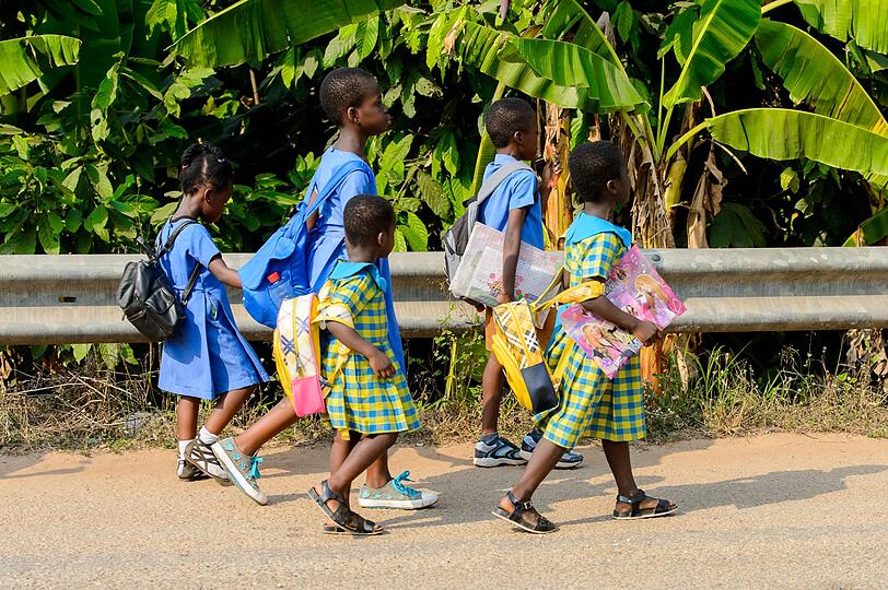 In Ghana organisiert der Ghana Education Service zusammen mit den Behörden und der UNICEF jedes Jahr die Aktion "My First Day at School". Indem Vertreter der Organisationen Schulen besuchen, Erstklässler begrüßen und Schulmaterialien oder kleine Geschenke verteilen, möchten sie Kinder zum Schulbesuch motivieren und Schulabbrüche verhindern. Gelernt wird in Ghana auf Englisch. In Ghana organisiert der Ghana Education Service zusammen mit den Behörden und der UNICEF jedes Jahr die Aktion "My First Day at School". Indem Vertreter der Organisationen Schulen besuchen, Erstklässler begrüßen und Schulmaterialien oder kleine Geschenke verteilen, möchten sie Kinder zum Schulbesuch motivieren und Schulabbrüche verhindern. Gelernt wird in Ghana auf Englisch.