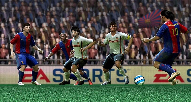 Nicht nur die Top-Grafik sollte bei FIFA 07 für echte "Fußballemotionen" sorgen, sondern auch die Reaktionen der Fans, deren Stimmung an die Leistung auf dem Feld angepasst wurde - beispielsweise durch frostige Stille oder durch Singen und Jubel. Nicht nur die Top-Grafik sollte bei FIFA 07 für echte "Fußballemotionen" sorgen, sondern auch die Reaktionen der Fans, deren Stimmung an die Leistung auf dem Feld angepasst wurde - beispielsweise durch frostige Stille oder durch Singen und Jubel.