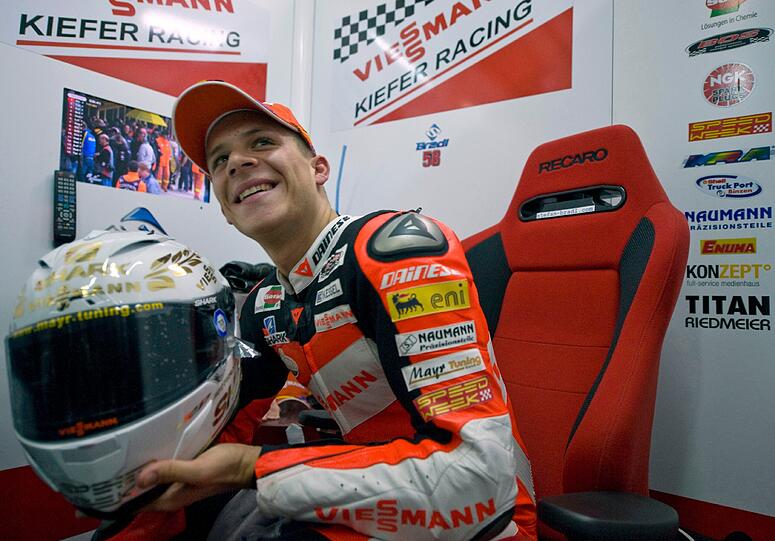 Erfolgreiches Motorsportjahr: Neben Sebastian Vettel in der Formel 1 hat Deutschland nun auch in der Motorrad-Weltmeisterschaft wieder einen Titelträger. Hier präsentiert Bradl seinen "WM-Helm".
