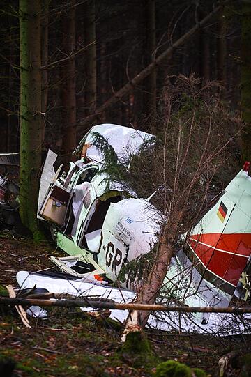 Der Rumpf des zweimotoriges Kleinflugzeuges. Beim Absturz der Maschine sind drei Menschen ums Leben gekommen.