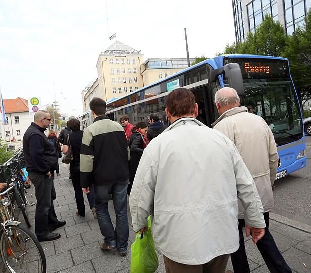 Wegen einer Baustelle an der Donnersbergerbrücke fährt zwischen Pasing und Hackerbrücke keine S-Bahn. Die Fahrgäste müssen in den Bus umsteigen! Die Bilder!
