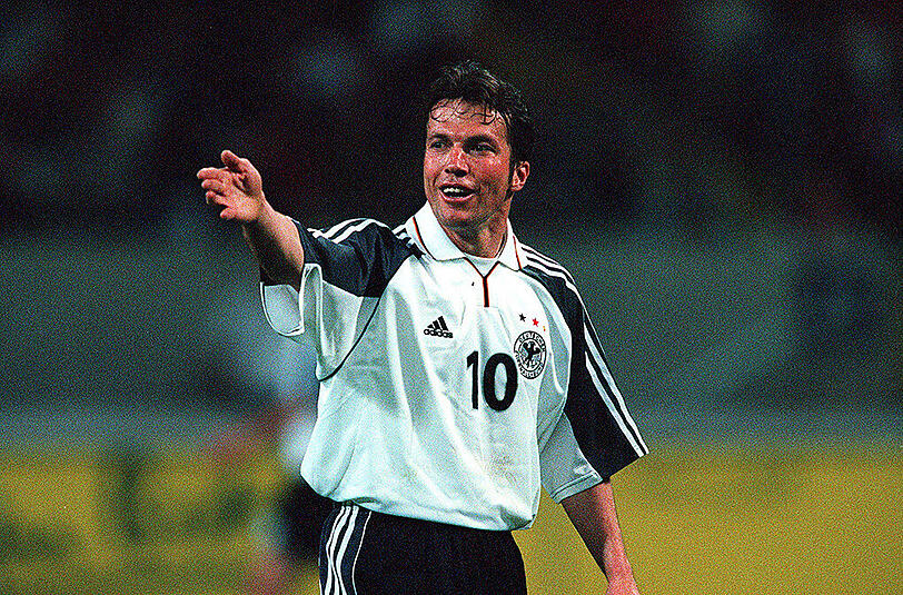 Lothar Matthäus, 1996: Lothar Matthäus veröffentlicht via Bild-Zeitung "Tagebücher" mit Interna aus den Teams. Da er dabei vor allem Vogts' Lieblingsspieler Jürgen Klinsmann attackiert, gewinnt dieser den Machtkampf und Matthäus darf nicht zur EM 1996 - bei der Deutschland den Titel holt. Matthäus gibt später nochmal ein Comeback und beendet seine Nationalmannschafts-Karriere erst nach der missratenen EM 2000 im Alter von 39 Jahren.