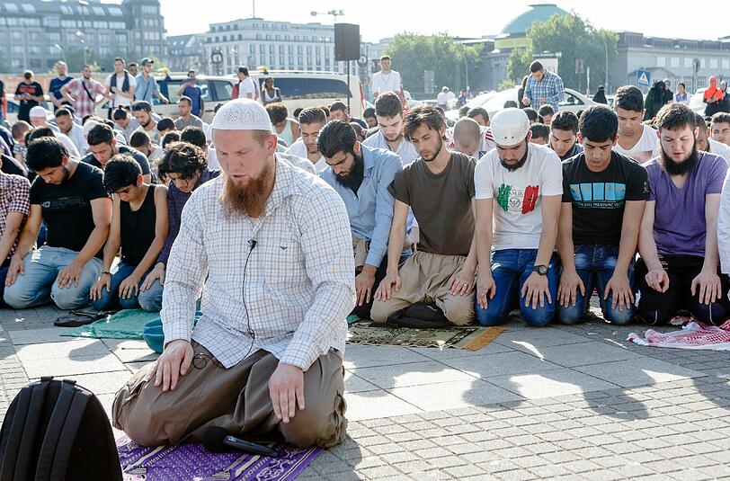Der salafistische Prediger Pierre Vogel mit Anhängern auf einer Kundgebung in Hamburg.