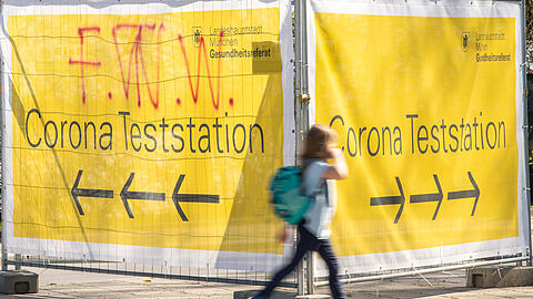 Die Nachfrage nach PCR-Tests in München ist gestiegen – auch beim städtischen Testzentrum auf der Theresienwiese. (Archivbild)
