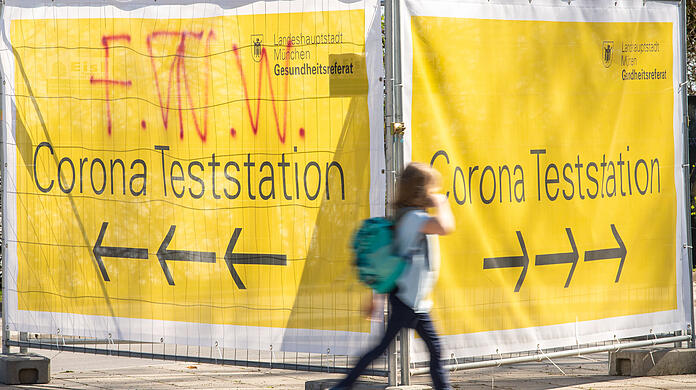 Große Banner weisen zur Corona-Teststation an der Theresienwiese. (Archivbild)