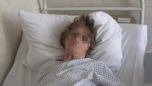 Die 75-jährige Dorothea K. im Krankenhaus. Die 75-jährige Dorothea K. im Krankenhaus.