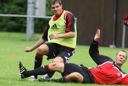 Legt sich im Training derzeit mächtig ins Zeug: Angelos "Harry" Charisteas, hier im Zweikampf gegen Dominik Reinhardt (rechts), scheint alles zu geben, um wieder in die Startelf zu rücken.