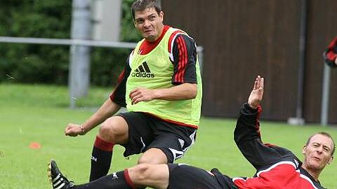 Legt sich im Training derzeit mächtig ins Zeug: Angelos "Harry" Charisteas, hier im Zweikampf gegen Dominik Reinhardt (rechts), scheint alles zu geben, um wieder in die Startelf zu rücken.