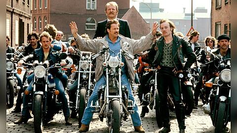 Zur Feier des 200. "Tatort" wurde erstmals 1987 eine Episode für das Kino produziert. Götz George hatte als Horst Schimanski in "Zahn um Zahn" einen Auftritt auf dem Motorrad zusammen mit einer Gruppe Rocker.