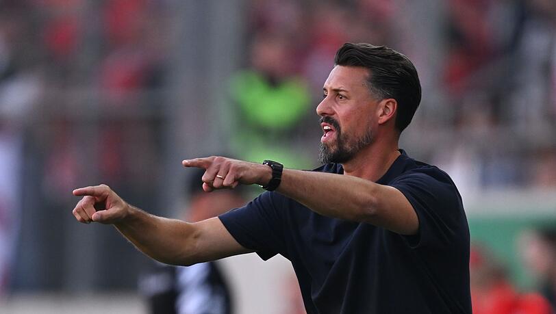 Feiert am Samstag seine Heimpremiere als Augsburg-Trainer: Sandro Wagner. (Archivbild)