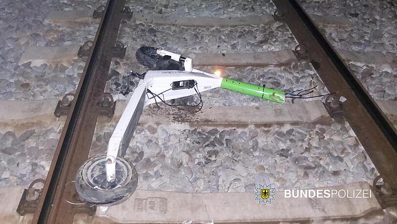 Unbekannte haben zwei E-Scooter auf S-Bahngleise in Sendling geworfen.