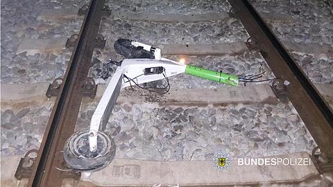 Unbekannte haben zwei E-Scooter auf S-Bahngleise in Sendling geworfen. Unbekannte haben zwei E-Scooter auf S-Bahngleise in Sendling geworfen.