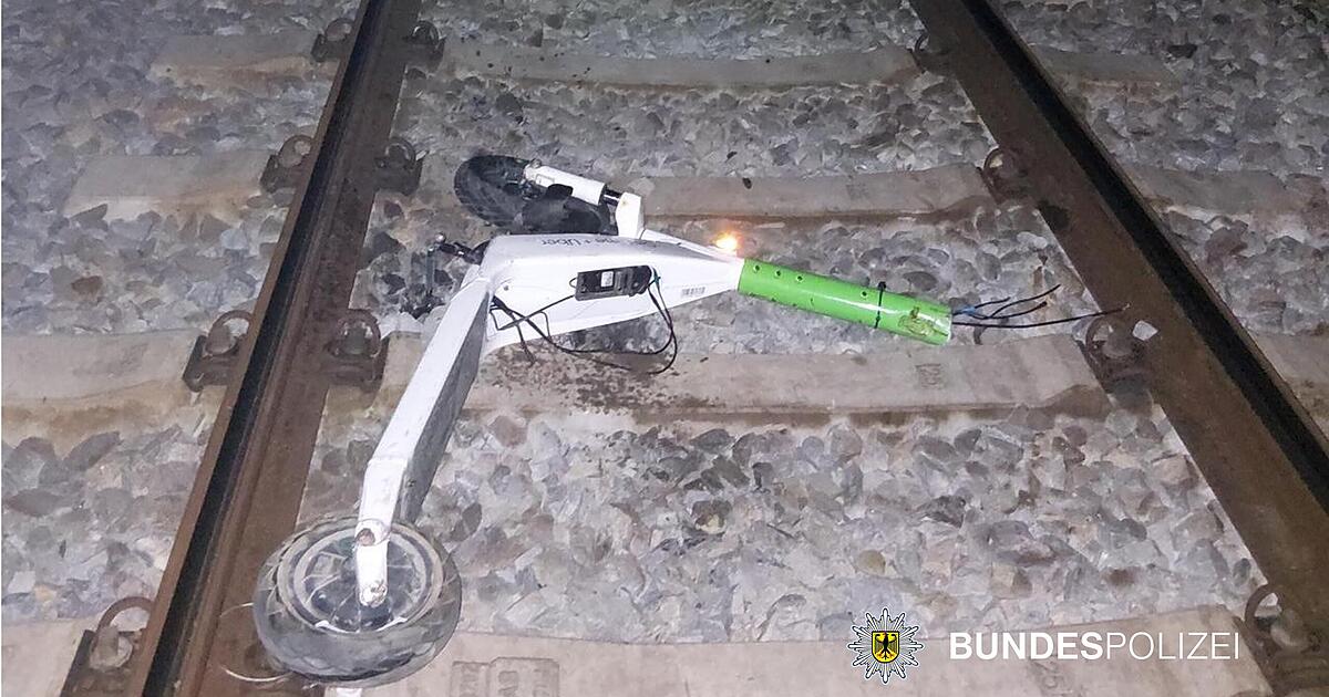 E-scooters thrown onto train tracks: S-Bahn hits one scooter