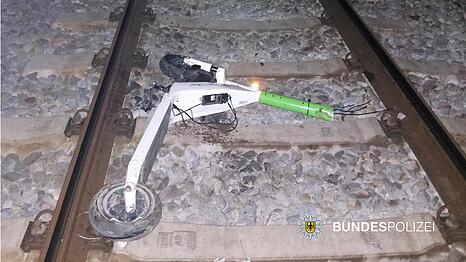 Unbekannte haben zwei E-Scooter auf S-Bahngleise in Sendling geworfen.