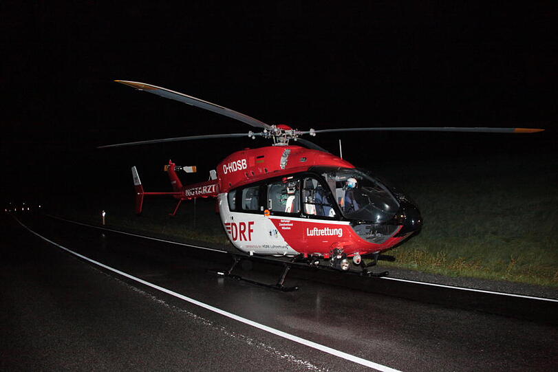 Heftiger Crash im Großhaager Forst: Ein 26-Jähriger kommt von der Fahrbahn ab und prallt gegen einen Baum