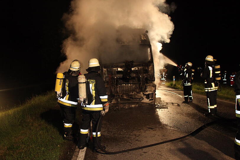 Als die Feuerwehr ankam um den Brand zu löschen, stand das Fahrzeug bereits vollständig in Flammen. Die Bilder von der Löschaktion.