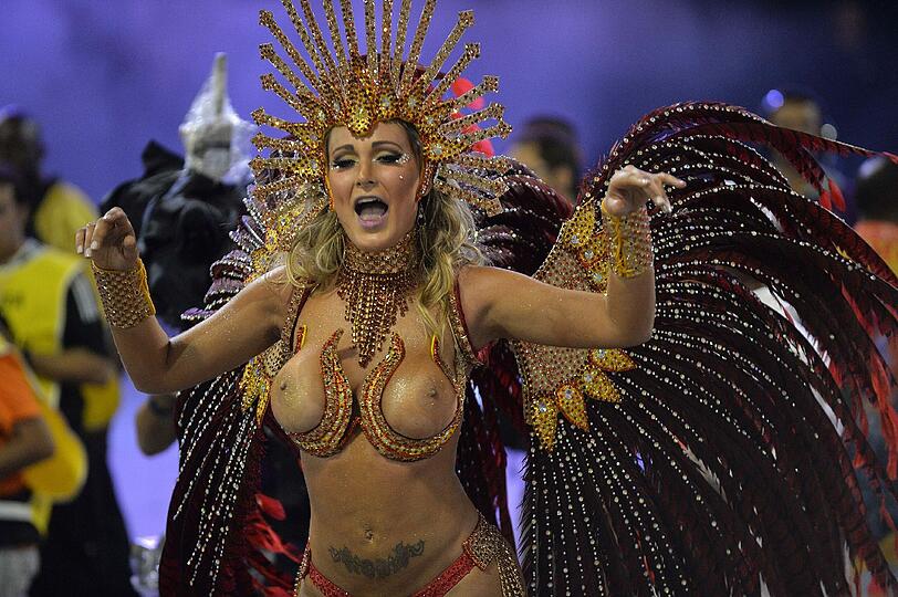 Ziemlich bunt, ziemlich heiß und ziemlich nackt: Beim Sambodromo tobt der brasilianische Karneval bei Temperaturen von über 30 Grad. Die Bilder.