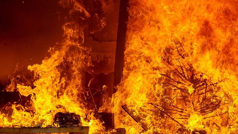 Ein brennender Christbaum, die Flammen greifen blitzschnell auf die Einrichtung über.