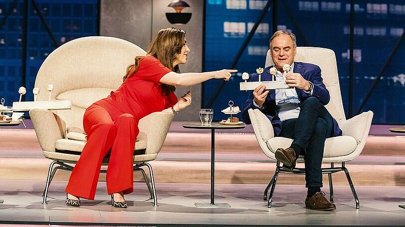 Judith Williams und Dr. Georg Kofler testen das Produkt von "Mellow Monkey"