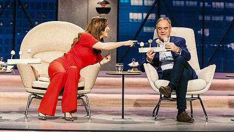Judith Williams und Dr. Georg Kofler testen das Produkt von "Mellow Monkey"