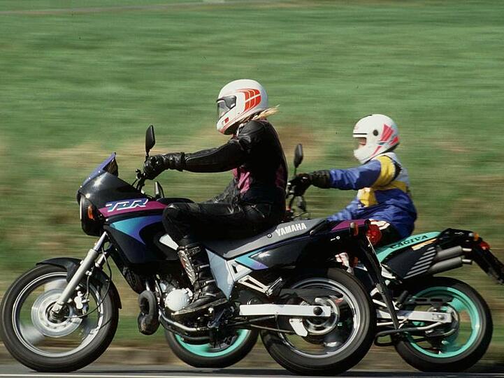 Eine Yamaha 125 TDR (vorn) und eine italienische Gagiva Super City, zwei Maschinen der 125er Klasse, bei einer Spazierfahrt.