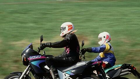 Eine Yamaha 125 TDR (vorn) und eine italienische Gagiva Super City, zwei Maschinen der 125er Klasse, bei einer Spazierfahrt.