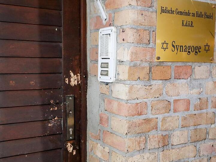 Die Tür der Synagoge in Halle weist Spuren der Schüsse des Attentäters auf.