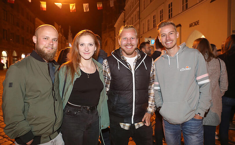 Vor dem "Beatschuppen" bildet sich schon vor der Öffnung eine lange Schlange. Die Gäste freuen sich trotzdem auf das erste mal wieder "richtig feiern" gehen.