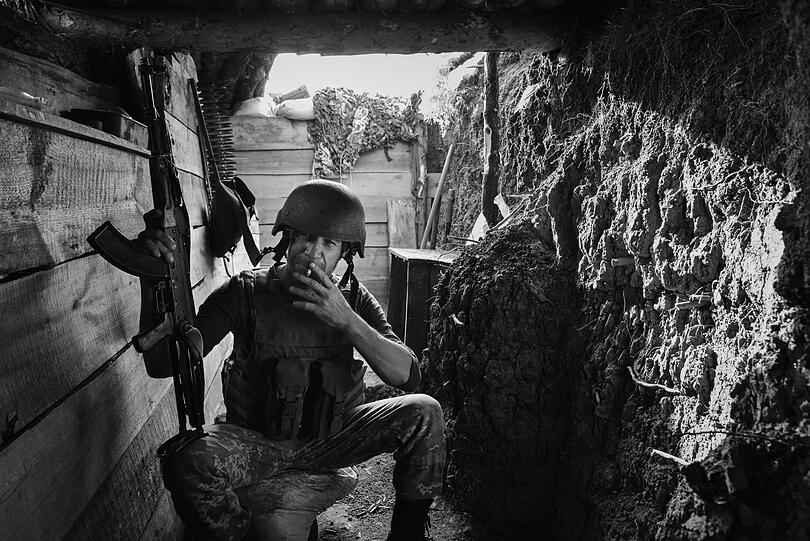 2018: Ein erfahrener Frontkämpfer posiert mit seiner Kalaschnikow vor der Kamera. Andere wollten nicht fotografiert werden. Nicht selten haben sie Verwandte im Gebiet, das unter der Kontrolle der Separatisten steht.