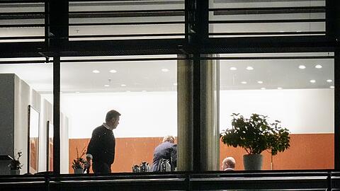 Vizekanzler Robert Habeck (l), Bundeskanzler Olaf Scholz (r) und Bundesfinanzminister Christian Lindner kamen erneut zu Beratungen zusammen.