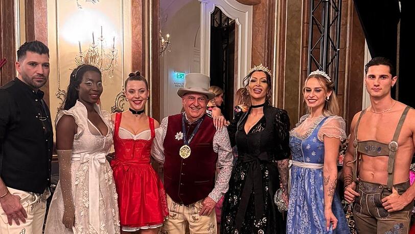 Auch Trachten-Angermaier-Chef Axel Munz (Mitte) war mit einer ungew&ouml;hnlichen Dirndl- und Lederhosen-Show dabei.